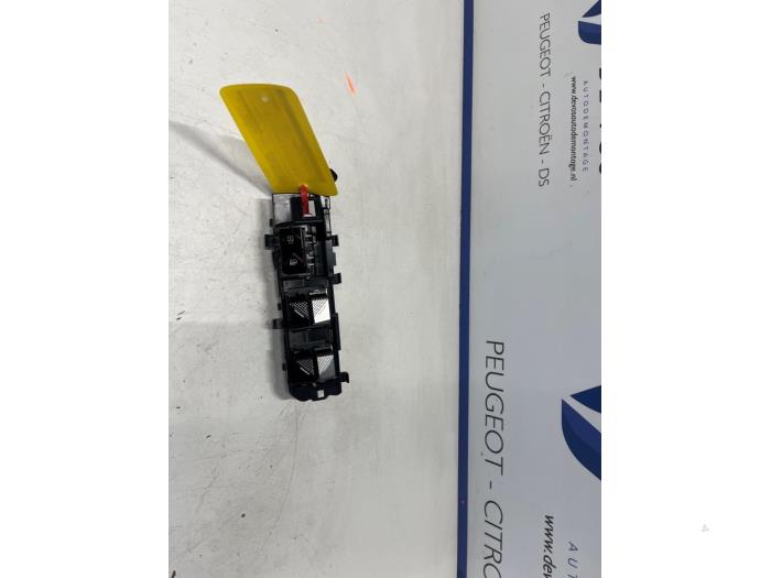 Usados Interruptor combinado de ventanillas DS Automobiles DS 4 1.2 12V Hybrid 136 Precio € 45,00 Norma de margen ofrecido por De Vos Onderdelen