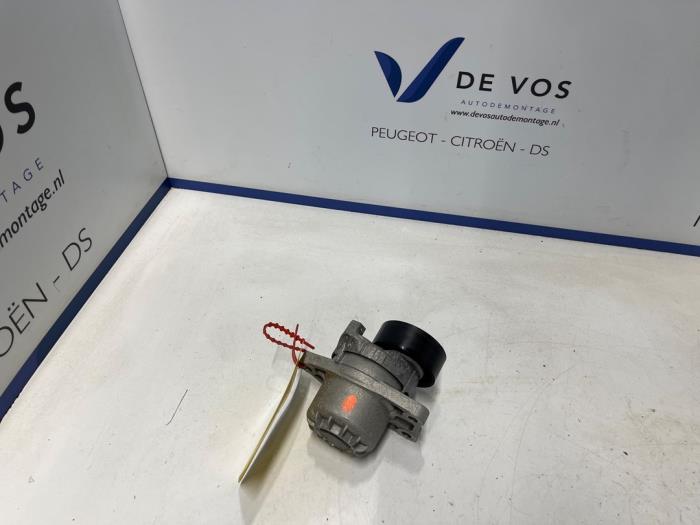Usados Rodillo tensor correa múltiple Opel Vivaro 2.0 Diesel 145 Precio € 90,00 Norma de margen ofrecido por De Vos Onderdelen