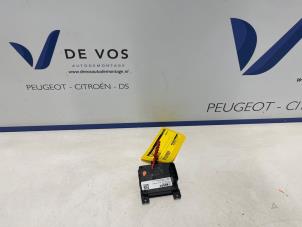 Usados Sensor ACC (distancia) Peugeot 3008 III 1.2 12V Hybrid 136 Precio € 400,00 Norma de margen ofrecido por De Vos Onderdelen
