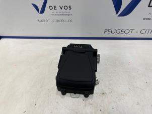 Używane Wyswietlacz przezierny typu HUD Peugeot 508 SW (8E/8U) 2.0 BlueHDi 150 16V Cena € 250,00 Procedura marży oferowane przez De Vos Onderdelen