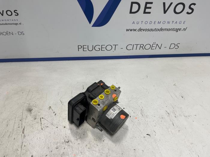 Gebrauchte ABS Pumpe Opel Vivaro 2.0 CDTI 122 Preis € 350,00 Margenregelung angeboten von De Vos Onderdelen