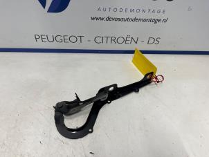 Gebrauchte Motorhaube Scharnier Peugeot 2008 (CU) 1.2 Vti 12V PureTech 82 Preis € 30,00 Margenregelung angeboten von De Vos Onderdelen