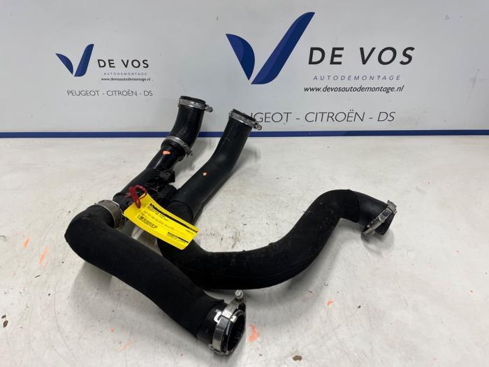 Gebrauchte Intercooler Schlauch Peugeot 308 (F3/FB/FH/FM/FP) 1.2 PureTech Hybrid 136 Preis € 70,00 Margenregelung angeboten von De Vos Onderdelen