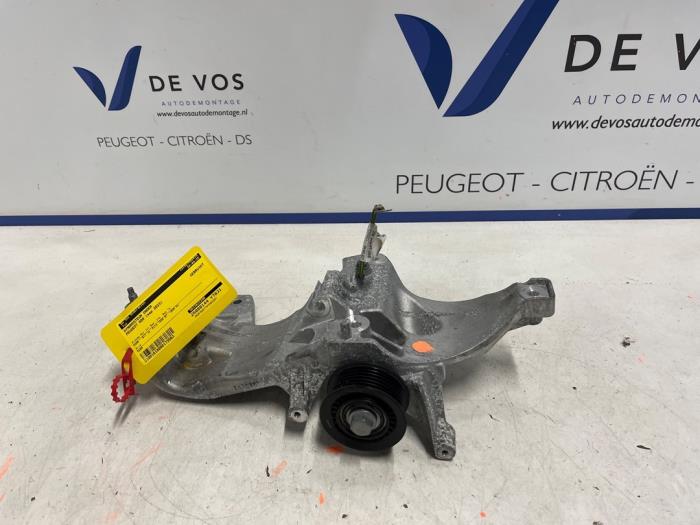 Usagé Support dynamo bas Peugeot 408 1.6 16V HYbrid 225 Prix € 55,00 Règlement à la marge proposé par De Vos Onderdelen