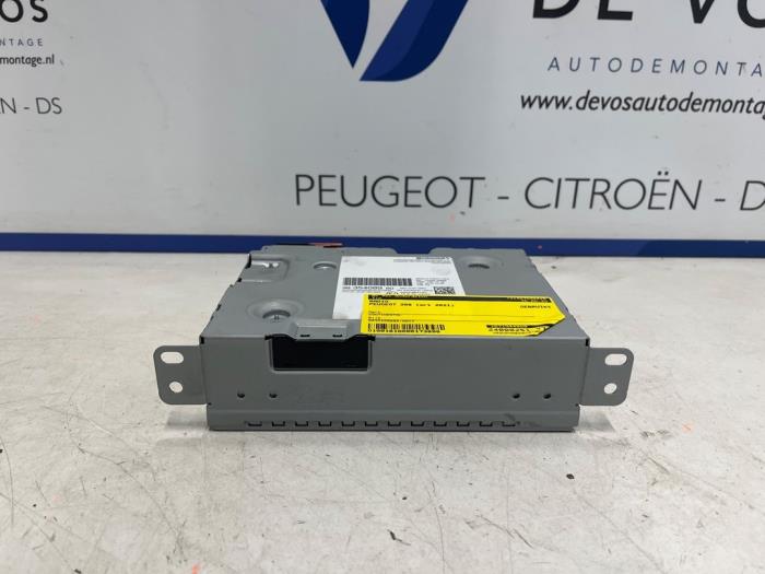 Używane Radio Peugeot 208 II (UB/UH/UP) 1.2 Vti 12V PureTech 100 Cena € 500,00 Procedura marży oferowane przez De Vos Onderdelen