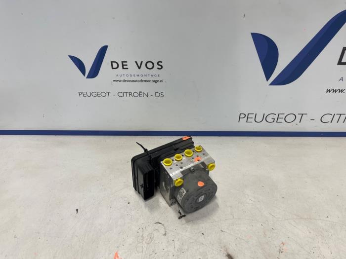 Używane Pompa ABS Peugeot 208 II (UB/UH/UP) 1.2 Vti 12V PureTech 100 Cena € 250,00 Procedura marży oferowane przez De Vos Onderdelen