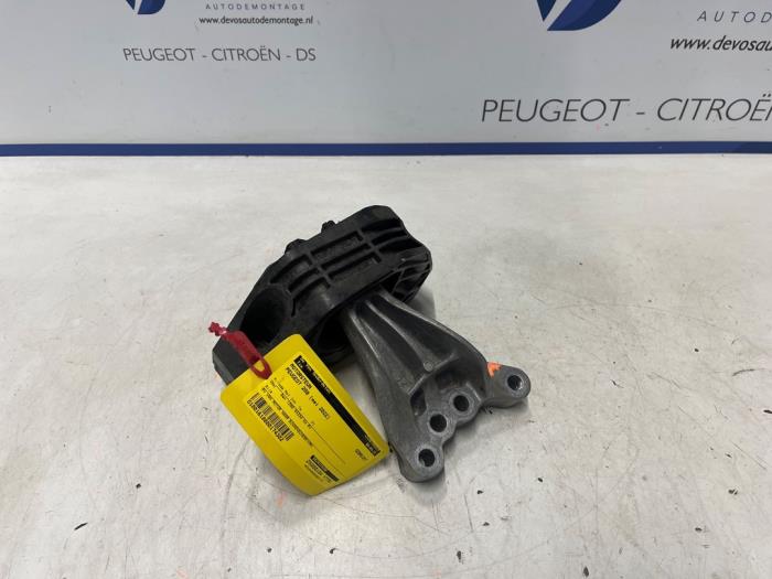 Usagé Support moteur Peugeot 208 II (UB/UH/UP) 1.2 Vti 12V PureTech 75 Prix € 70,00 Règlement à la marge proposé par De Vos Onderdelen