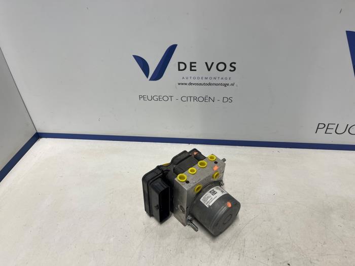 Używane Pompa ABS Peugeot Partner (EA//EF/EN/EU) 1.5 BlueHDi 100 Cena € 350,00 Procedura marży oferowane przez De Vos Onderdelen