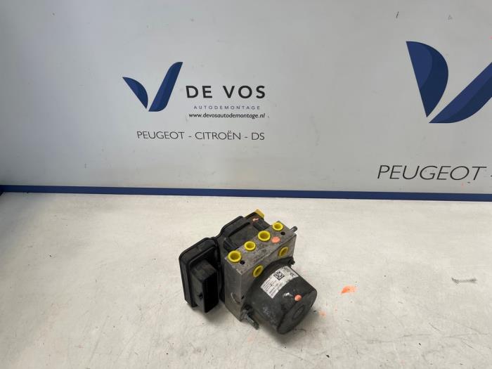 Begagnade ABS-pump Opel Vivaro 1.5 CDTI 102 Pris € 350,00 Marginaltabell erbjuds av De Vos Onderdelen