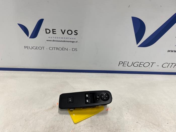 Usados Interruptor combinado de ventanillas Peugeot Partner (EA//EF/EN/EU) 1.5 BlueHDi 100 Precio € 80,00 Norma de margen ofrecido por De Vos Onderdelen