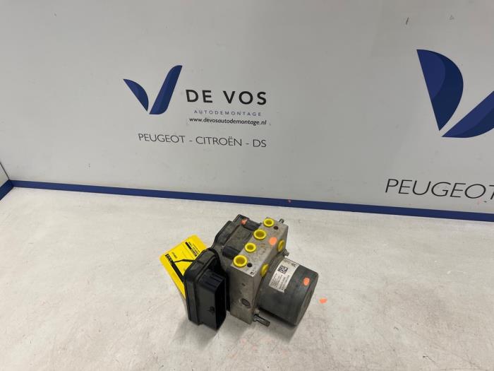 Usagé Bloc ABS Peugeot Partner (EA//EF/EN/EU) 1.5 BlueHDi 75 Prix € 350,00 Règlement à la marge proposé par De Vos Onderdelen