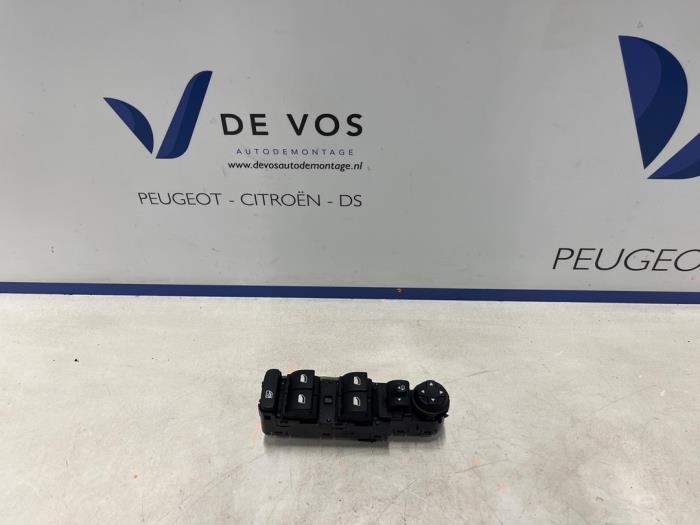 Usados Interruptor combinado de ventanillas Opel Corsa F (UB/UH/UP) 1.2 Turbo 12V 130 Precio € 70,00 Norma de margen ofrecido por De Vos Onderdelen