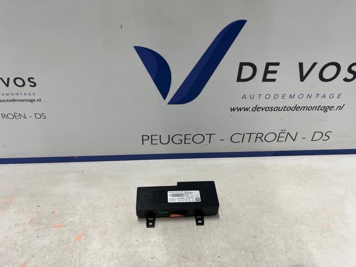 Używane Interfejs telefoniczny Opel Crossland (X) 1.2 Turbo 12V Euro 6d-temp Cena € 160,00 Procedura marży oferowane przez De Vos Onderdelen