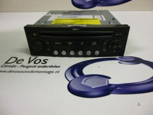 Usados Reproductor de CD y radio Peugeot 807 2.0 16V Precio € 50,00 Norma de margen ofrecido por De Vos Autodemontagebedrijf