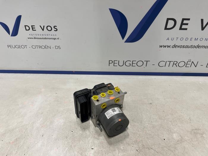 Używane Pompa ABS Peugeot 3008 II (M4/MC/MJ/MR) 1.2 12V e-THP PureTech 130 Cena € 250,00 Procedura marży oferowane przez De Vos Onderdelen