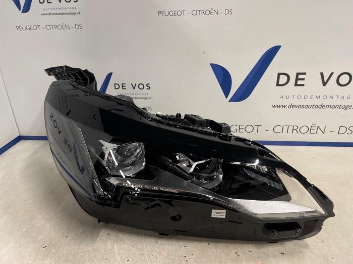 Używane Reflektor prawy Peugeot 5008 Cena € 750,00 Procedura marży oferowane przez De Vos Onderdelen