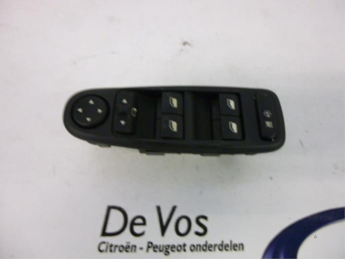 Interruptor combinado de ventanillas de un Citroën C4 Picasso (UD/UE/UF) 2.0 HDiF 16V 135 2008