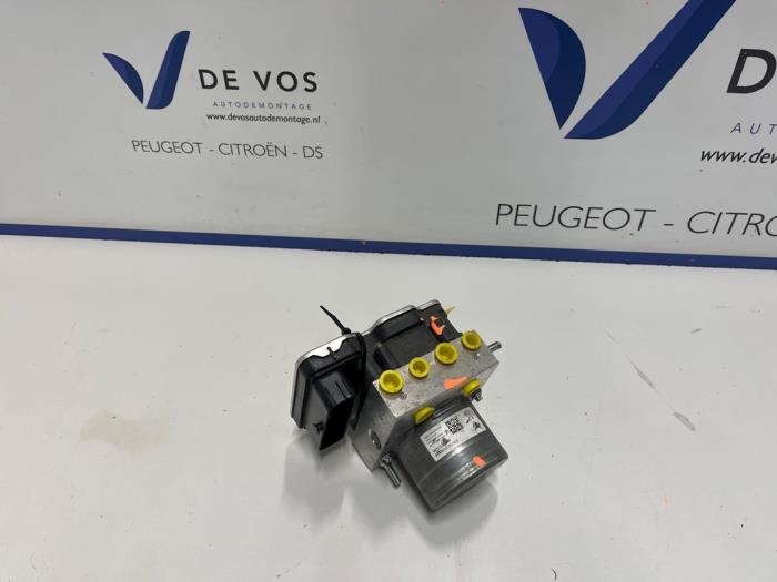 Używane Pompa ABS Peugeot Rifter (ER/EC/EZ) e-Rifter Cena € 350,00 Procedura marży oferowane przez De Vos Onderdelen