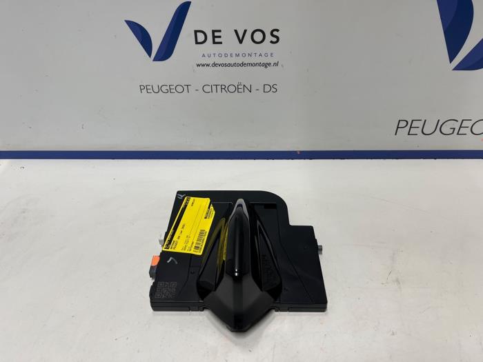 Używane Antena Peugeot 208 II (UB/UH/UP) 1.2 Hybrid 136 Cena € 350,00 Procedura marży oferowane przez De Vos Onderdelen