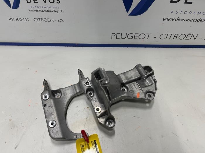 Usagé Support dynamo bas Peugeot 208 II (UB/UH/UP) 1.2 Hybrid 136 Prix € 55,00 Règlement à la marge proposé par De Vos Onderdelen
