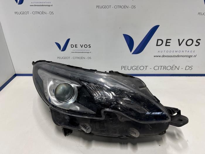Używane Reflektor prawy Peugeot 2008 (CU) 1.5 BlueHDi 100 Cena € 325,00 Procedura marży oferowane przez De Vos Onderdelen