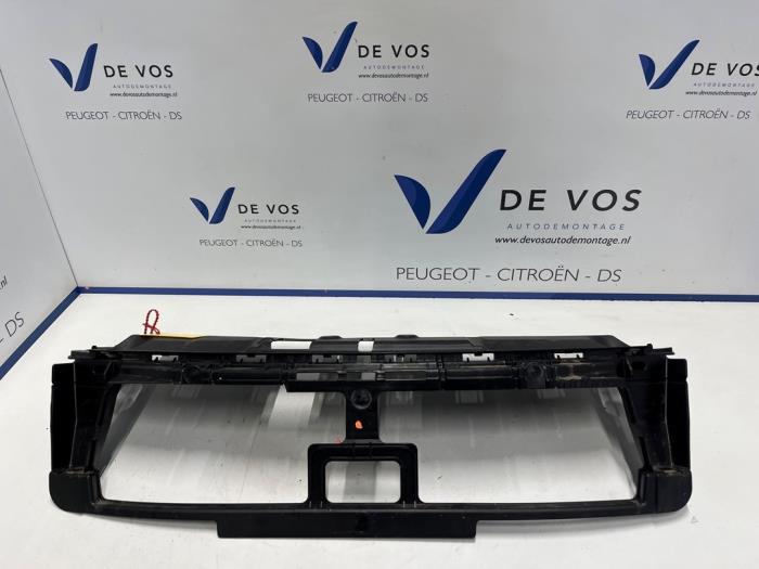 Begagnade Front Peugeot 308 (F3/FB/FH/FM/FP) 1.2 PureTech Hybrid 136 Pris € 70,00 Marginaltabell erbjuds av De Vos Onderdelen