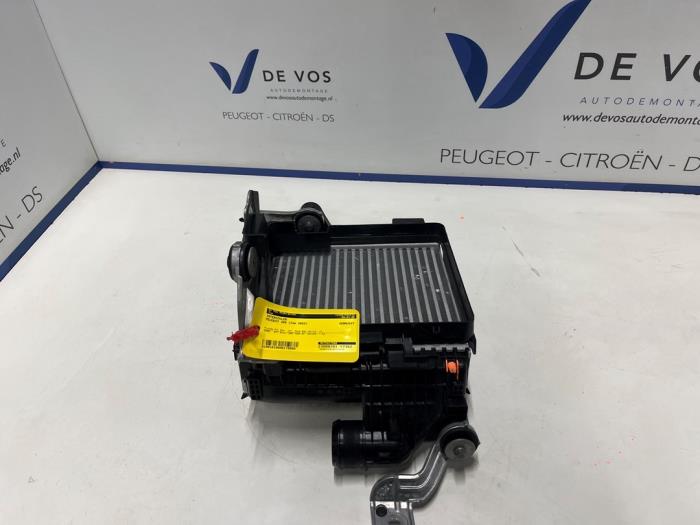Usados Intercooler Peugeot 308 (F3/FB/FH/FM/FP) 1.2 PureTech Hybrid 136 Precio € 135,00 Norma de margen ofrecido por De Vos Onderdelen
