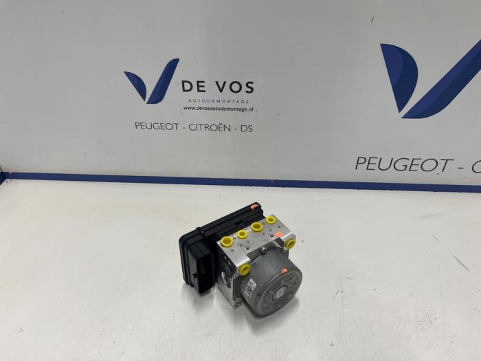 Begagnade ABS-pump Peugeot 2008 (UD/UK/UR/US/UX) 1.2 VTi 12V PureTech 100 Pris € 350,00 Marginaltabell erbjuds av De Vos Onderdelen