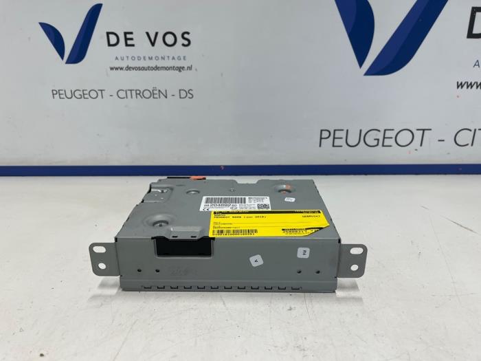 Używane Radio Peugeot 5008 II (M4/MC/MJ/MR) 2.0 BlueHDi 150 16V Cena € 550,00 Procedura marży oferowane przez De Vos Onderdelen