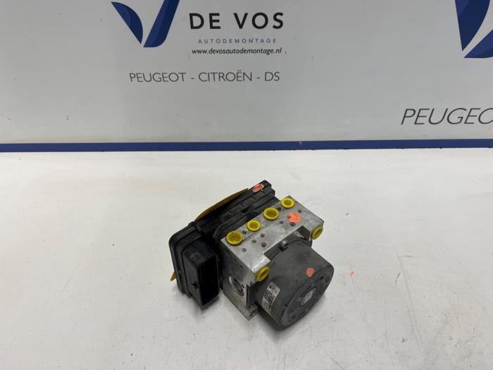 Begagnade ABS-pump Peugeot 208 II (UB/UH/UP) 1.2 Vti 12V PureTech 75 Pris € 250,00 Marginaltabell erbjuds av De Vos Onderdelen
