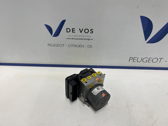 Usagé Pompe ABS Opel Astra L (F3/FB/FM/FP) 1.2 Turbo 110 12V Prix € 450,00 Règlement à la marge proposé par De Vos Onderdelen