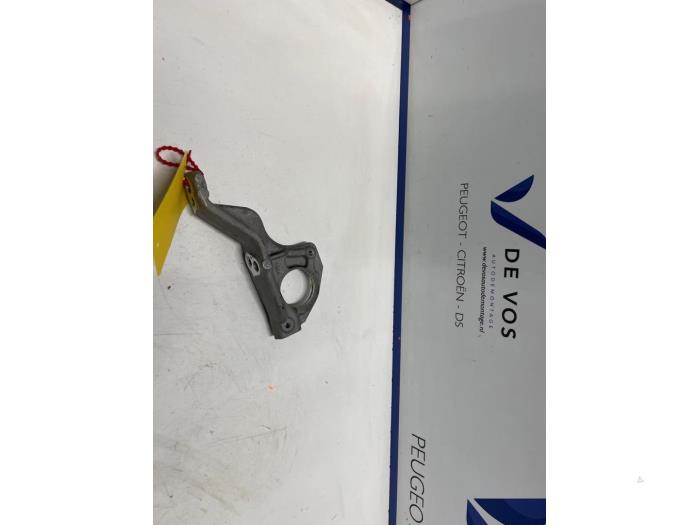 Usagé Support moteur Opel Astra L (F3/FB/FM/FP) 1.2 Turbo 110 12V Prix € 30,00 Règlement à la marge proposé par De Vos Onderdelen