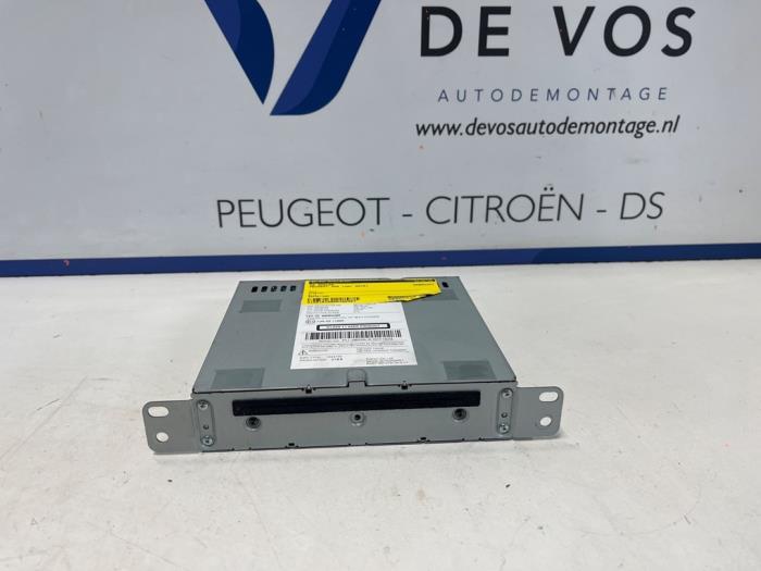 Używane Odtwarzacz CD Peugeot 308 (L3/L8/LB/LH/LP) 1.2 12V e-THP PureTech 130 Cena € 90,00 Procedura marży oferowane przez De Vos Onderdelen
