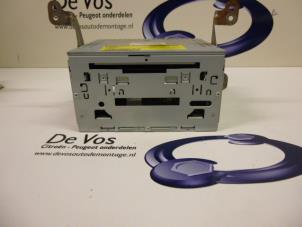 Używane Radioodtwarzacz CD Citroen C-Crosser 2.2 HDiF 16V Cena € 200,00 Procedura marży oferowane przez De Vos Autodemontagebedrijf