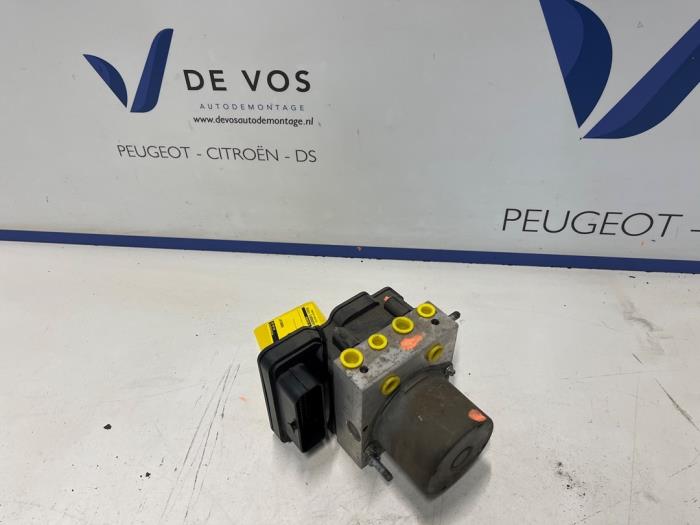 Używane Pompa ABS Peugeot Boxer (U9) 2.0 BlueHDi 160 Cena € 350,00 Procedura marży oferowane przez De Vos Onderdelen