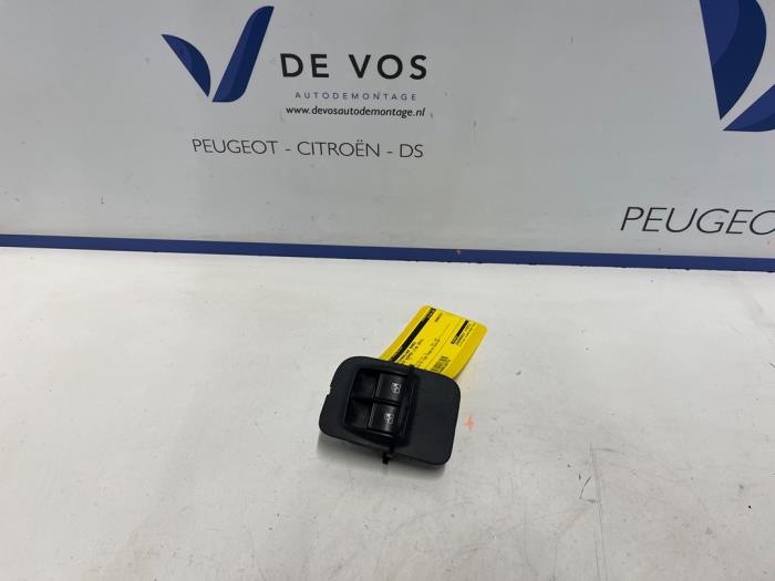 Usados Interruptor combinado de ventanillas Peugeot Bipper (AA) 1.3 HDI Precio € 35,00 Norma de margen ofrecido por De Vos Onderdelen