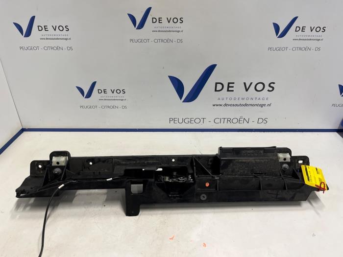 Begagnade Låsplatta DS Automobiles DS 7 1.6 16V E-Tense 300 4x4 Pris € 60,00 Marginaltabell erbjuds av De Vos Onderdelen