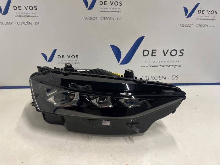 Używane Reflektor prawy DS Automobiles DS 7 1.6 16V E-Tense 300 4x4 Cena € 1.250,00 Procedura marży oferowane przez De Vos Onderdelen