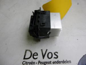 Usados Resistencia de calefactor Peugeot 308 (4A/C) 1.4 VTI 16V Precio € 45,00 Norma de margen ofrecido por De Vos Autodemontagebedrijf