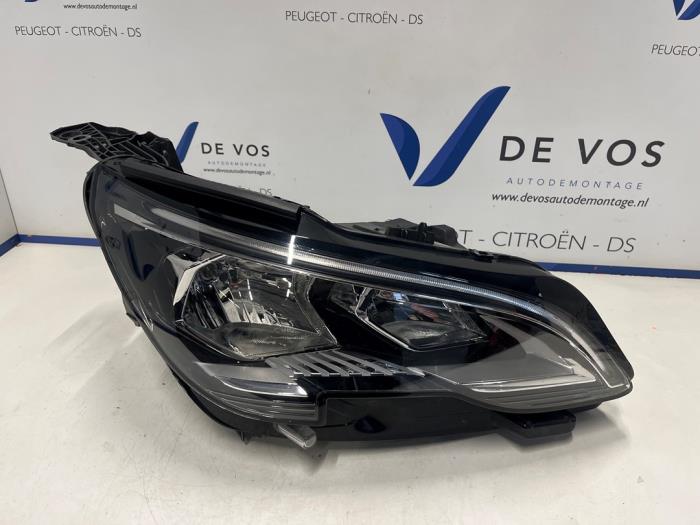 Używane Reflektor prawy Peugeot 5008 II (M4/MC/MJ/MR) 1.2 12V e-THP PureTech 130 Cena € 350,00 Procedura marży oferowane przez De Vos Onderdelen
