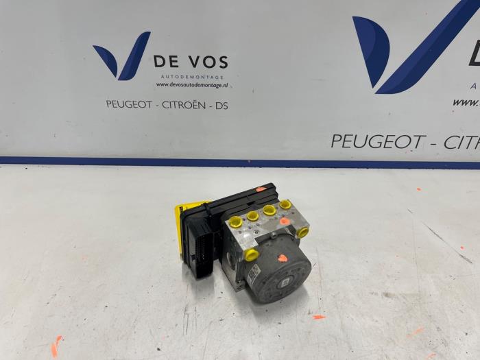 Usagé Bloc ABS Peugeot 208 II (UB/UH/UP) 1.2 Vti 12V PureTech 100 Prix € 350,00 Règlement à la marge proposé par De Vos Onderdelen