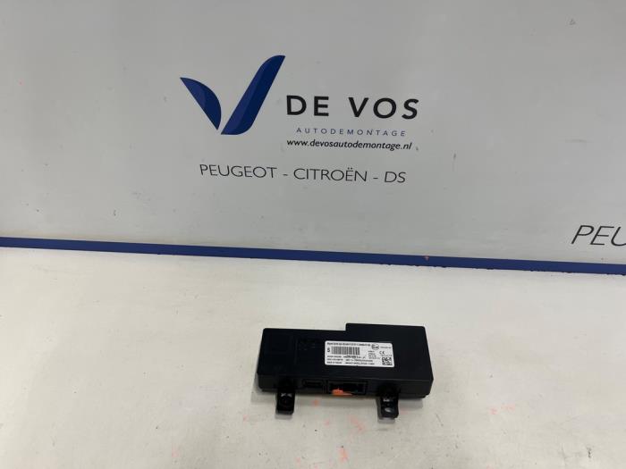 Używane Interfejs telefoniczny Citroen C4 Cactus (0B/0P) 1.2 PureTech 110 12V Cena € 160,00 Procedura marży oferowane przez De Vos Onderdelen