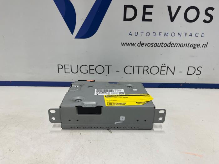 Używane Radio Peugeot 5008 II (M4/MC/MJ/MR) 1.2 12V e-THP PureTech 130 Cena € 550,00 Procedura marży oferowane przez De Vos Onderdelen