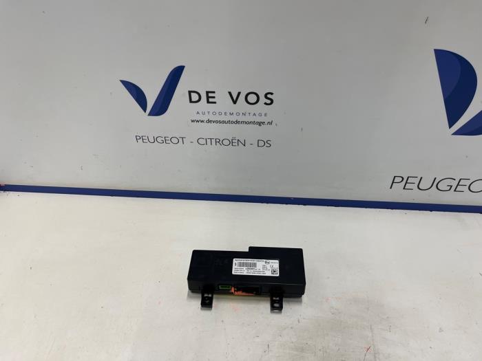 Używane Interfejs telefoniczny Peugeot 5008 II (M4/MC/MJ/MR) 1.2 12V e-THP PureTech 130 Cena € 160,00 Procedura marży oferowane przez De Vos Onderdelen