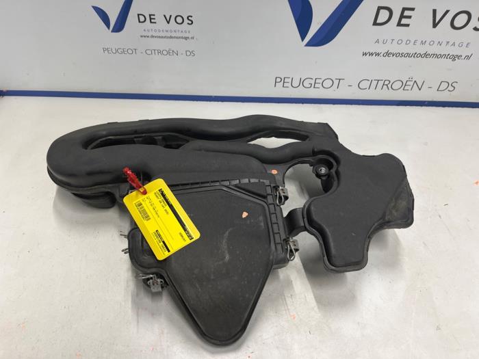 Begagnade Luftfilterhus Peugeot 108 1.0 12V VVT-i Pris € 160,00 Marginaltabell erbjuds av De Vos Onderdelen