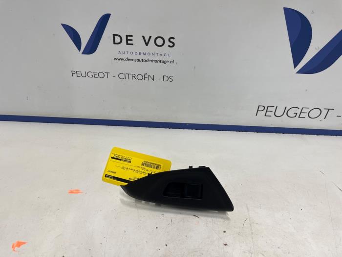 Usados Interruptor de ventanilla eléctrica Peugeot 108 1.0 12V VVT-i Precio € 20,00 Norma de margen ofrecido por De Vos Onderdelen