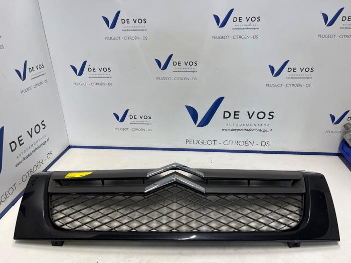 Używane Grill Citroen Jumper (U9) 2.2 HDi 110 Cena € 250,00 Procedura marży oferowane przez De Vos Onderdelen