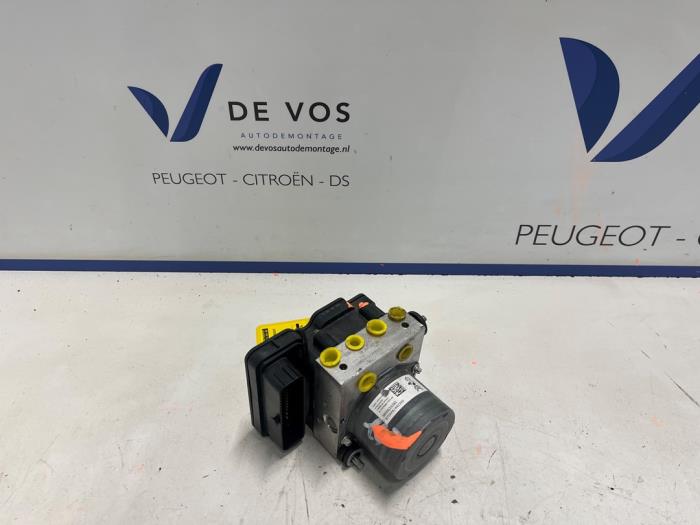Używane Pompa ABS Peugeot 408 1.2 12V PureTech 130 Cena na żądanie oferowane przez De Vos Onderdelen