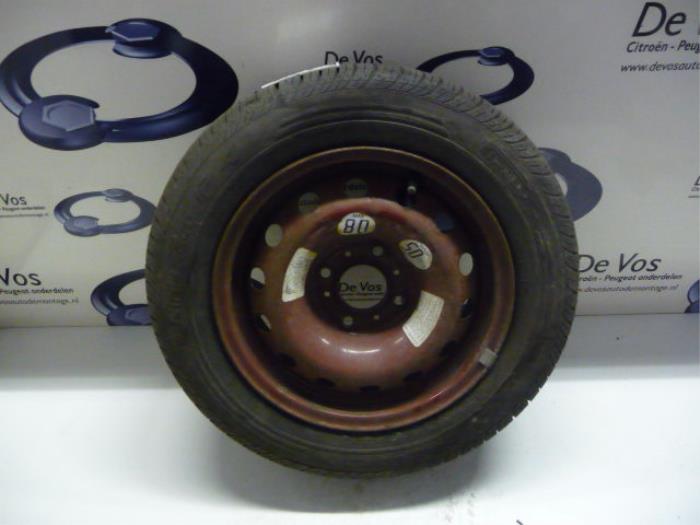 Wheel + tyre from a Peugeot 1007 (KM) 1.6 GTI,Gentry 16V 2005