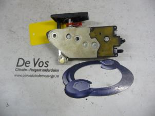 Używane Mechanizm zamka tylnej klapy Peugeot 607 (9D/U) 2.7 HDi V6 24V Cena € 25,00 Procedura marży oferowane przez De Vos Autodemontagebedrijf